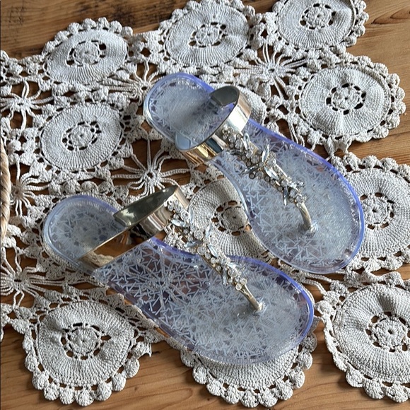 Jewel Badgley Mischka Gold and Silver Sandals with Chic Elegance - Picture 1 of 11